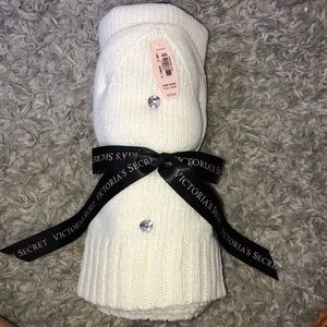 VS hat and scarf set
